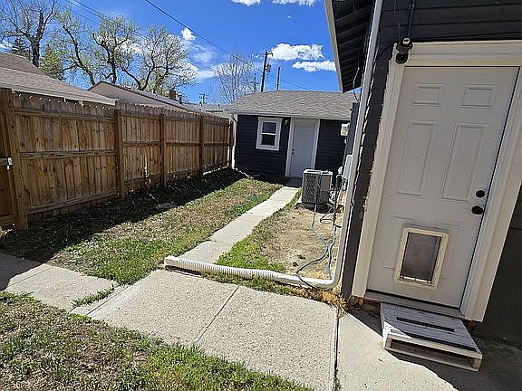 4th image of 633 W 13th St