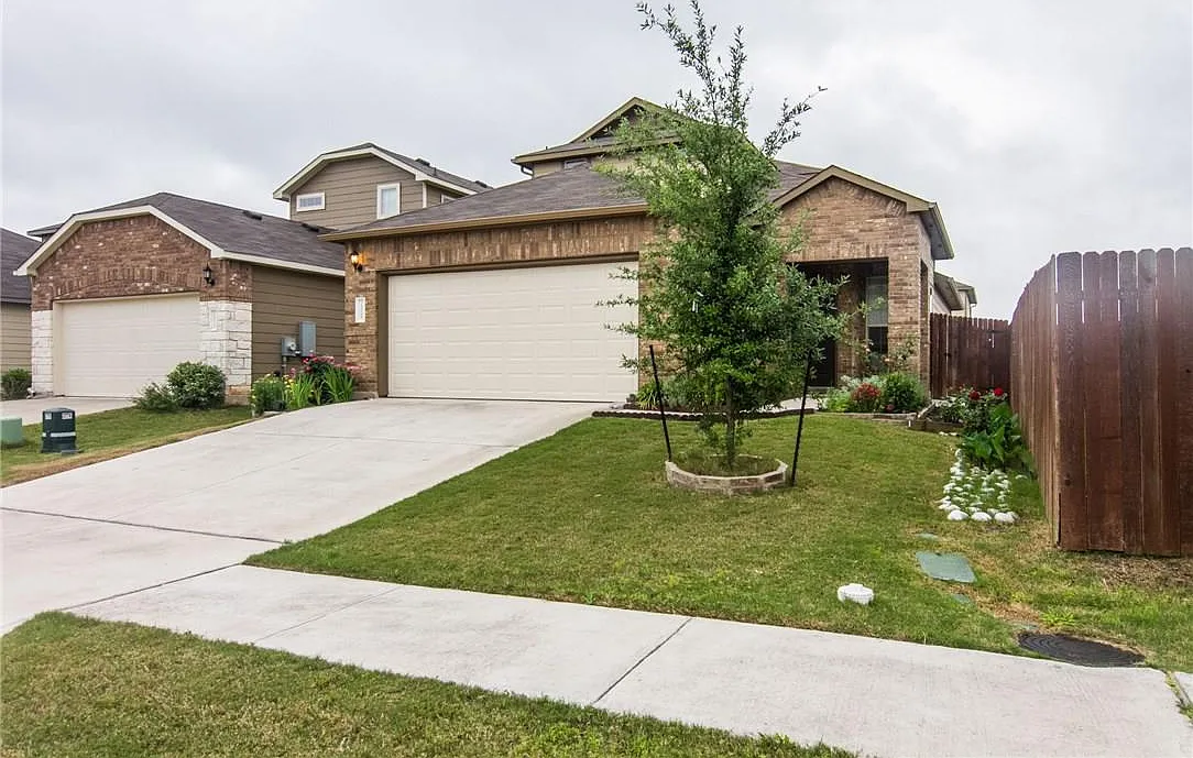 3 bed, 2.5 bath, 1975 sqft, $2,300 — Photo 1