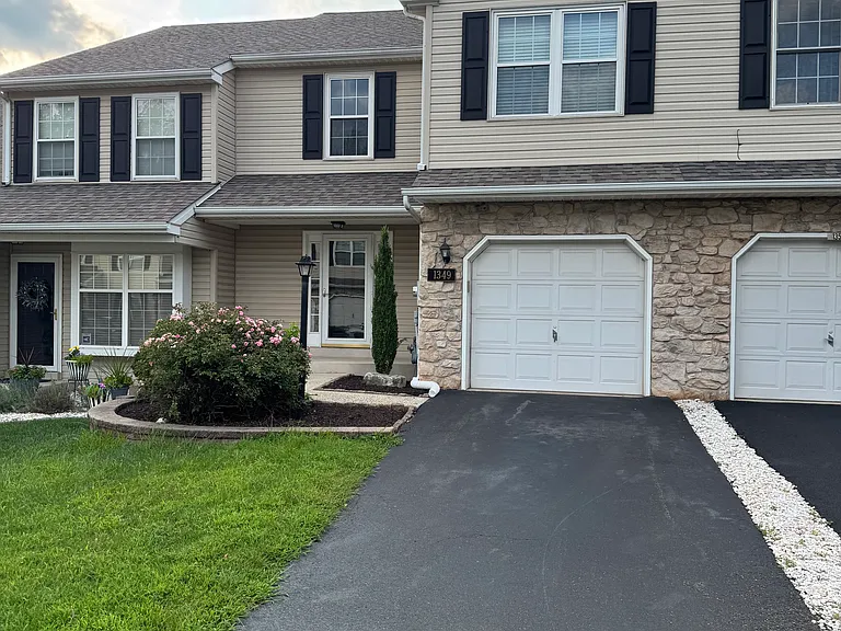 1349 Valley Dr — Photo 1
