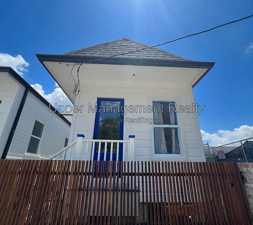 817 Adams St