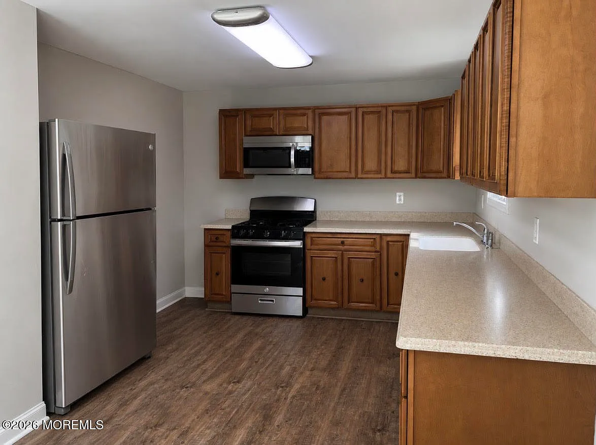 4 bed, 2.0 bath, 1421 sqft, $3,300 — Photo 4