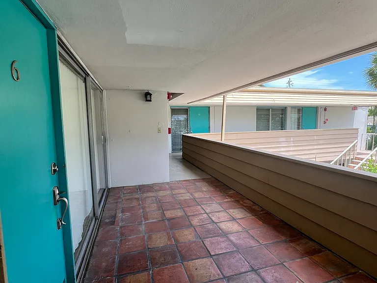 2501 NE 11th St #6 — Photo 8