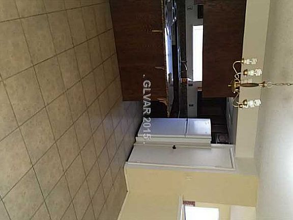 3rd image of 912 Woodbridge Dr
