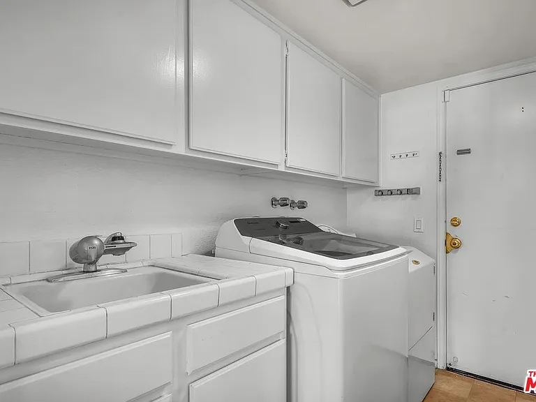 7513 W 83rd St — Photo 37