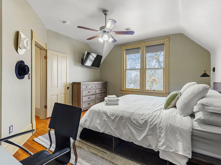 Primary bedroom (King Bed)