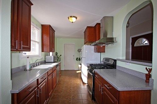 4th image of 642 Florence Ave