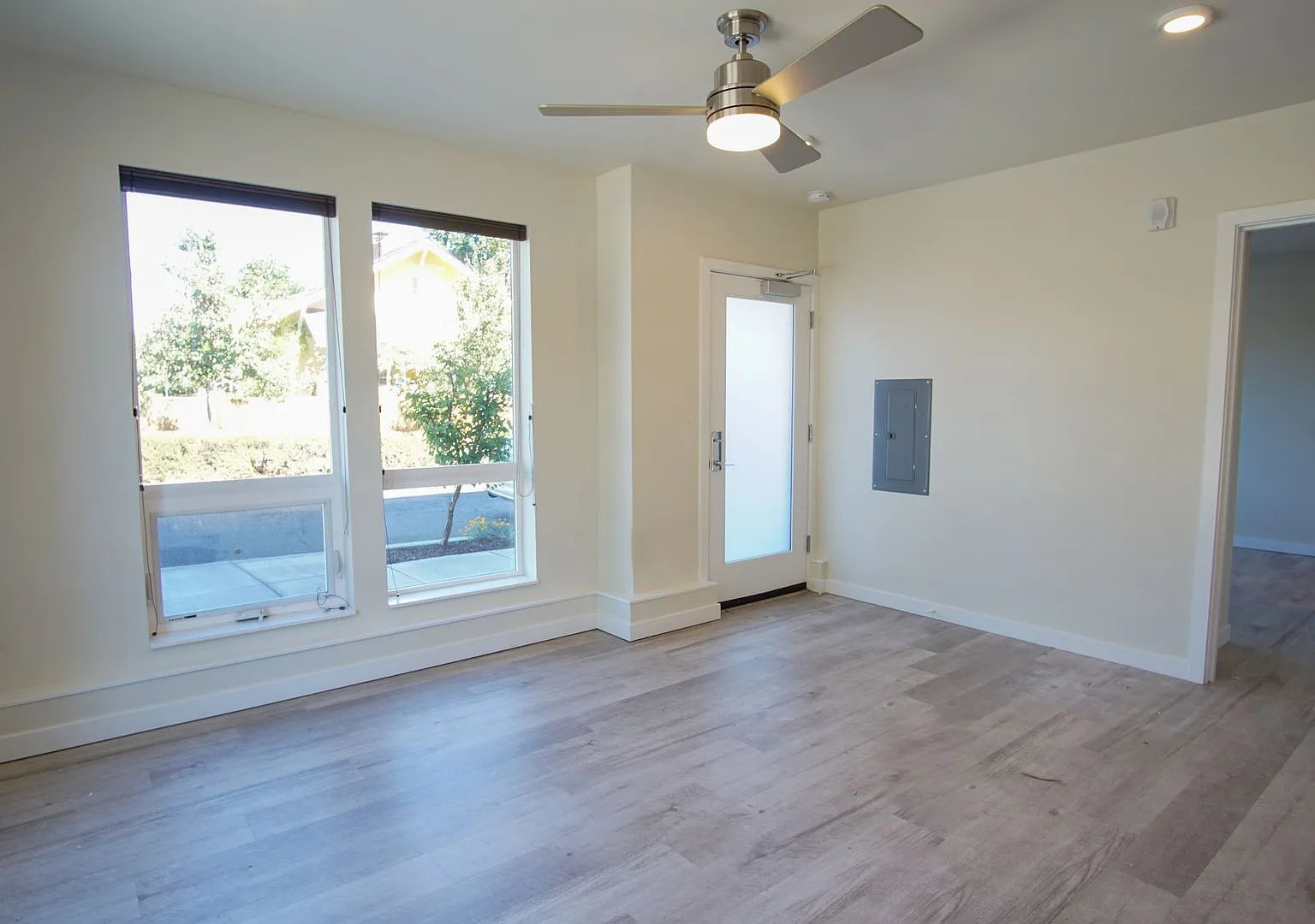 Modern & Bright 1 Bedroom w/Condo Finishes + W/D! — Photo 3