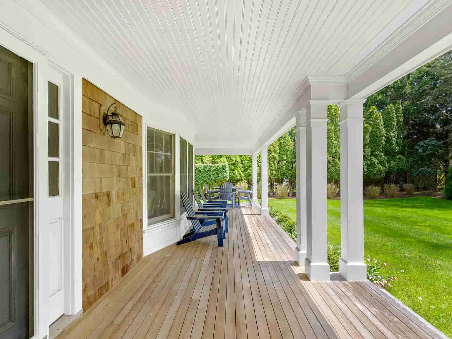 Traditional 4 Bed, 3.5 Bath Close East Hampton Village — Photo 3