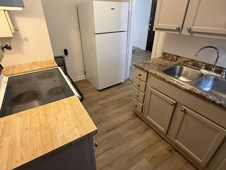 1090 Fountain St — Photo 2