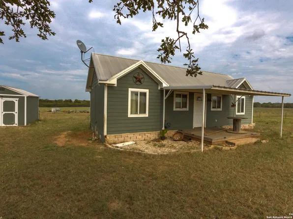 1237 County Road 104, Floresville, TX 78114