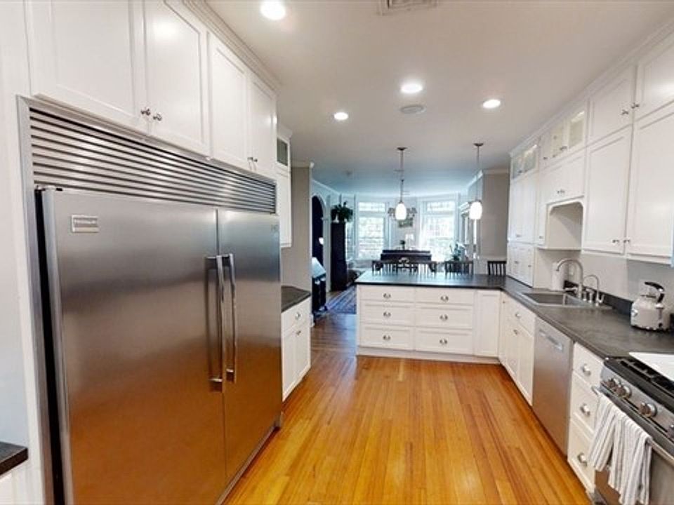 1st image of 7 Strathmore Rd #2A
