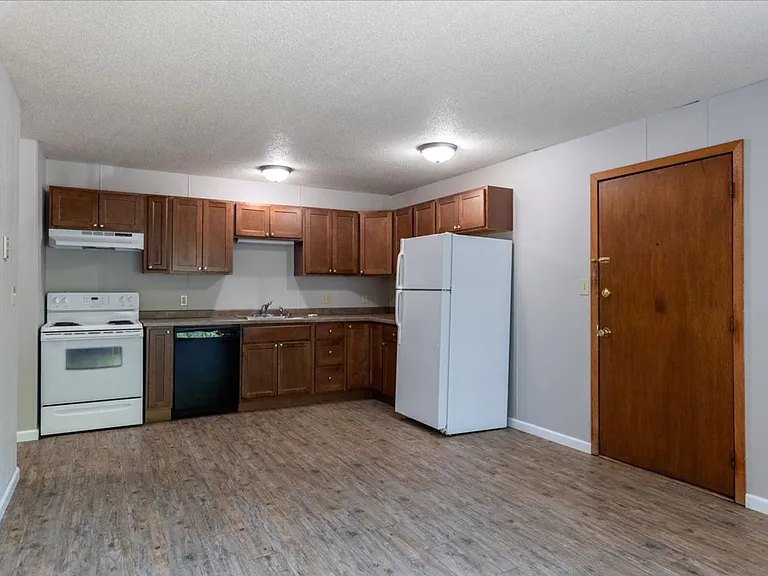 1703 S Broadway St — Photo 11