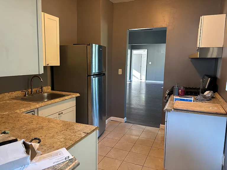 2521 Tremont Ave — Photo 5