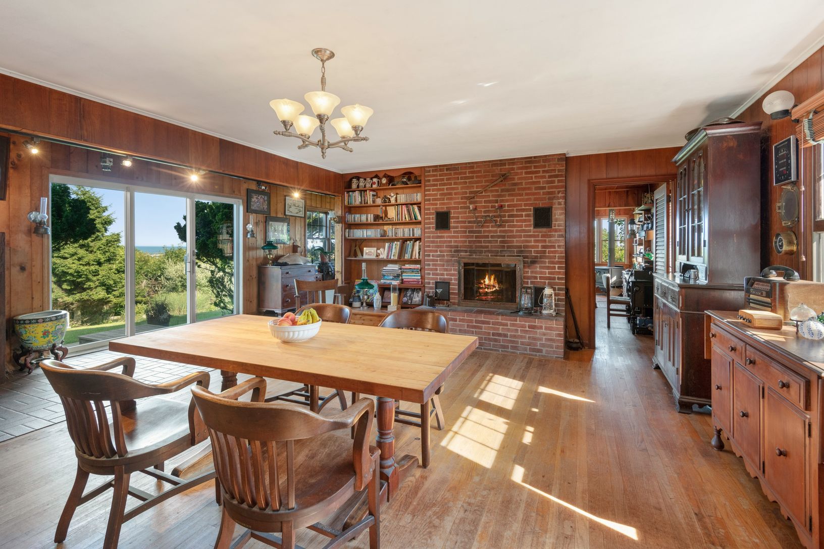  Dining with ocean views