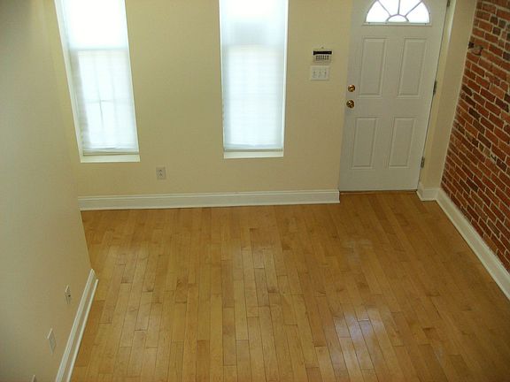 Living Room w/Crown Molding