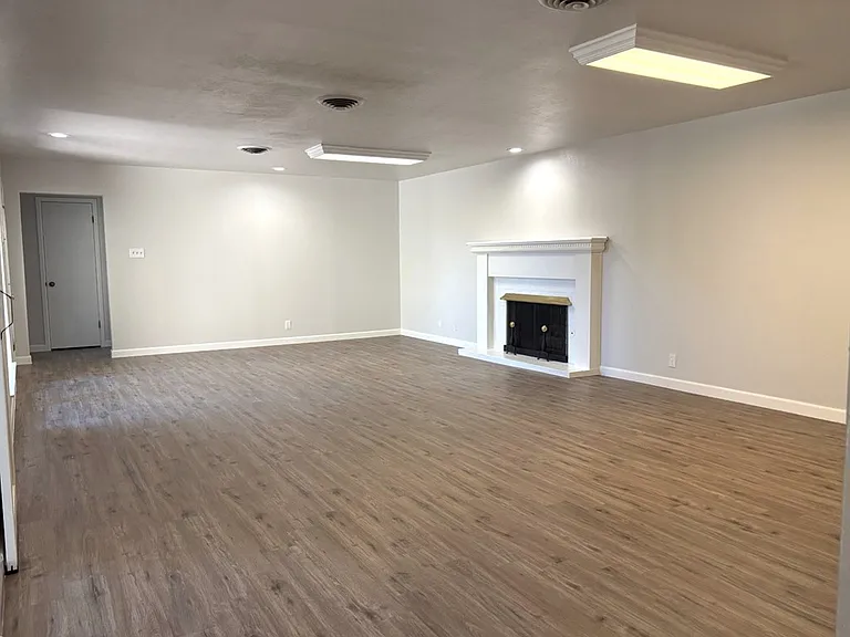 1413 Ventura Ave — Photo 4