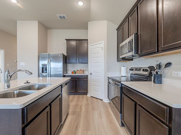 4th image of 3035 Selhurst St