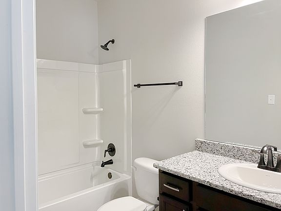 Dalton IV H - Bathroom - DSLD Homes