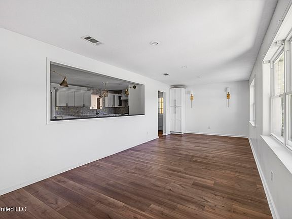 3rd image of 392 Porter Ave