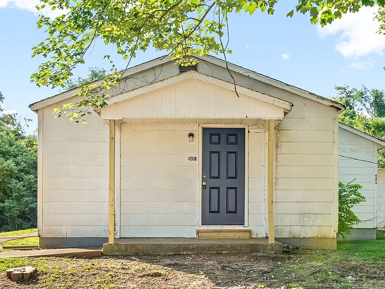 Lafayette Road-420 — Photo 1