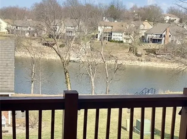 210 NE Bayview Dr, Lees Summit, MO 64064
