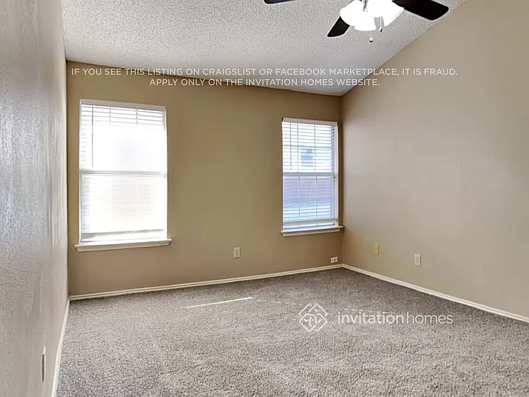 2060 Camelot Dr — Photo 10