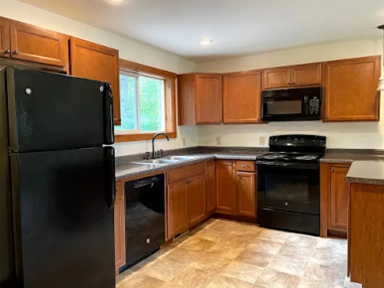 221 Maple St — Photo 7
