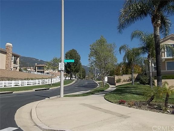 The community offers bridle paths and gorgeous greenbelts for walking.