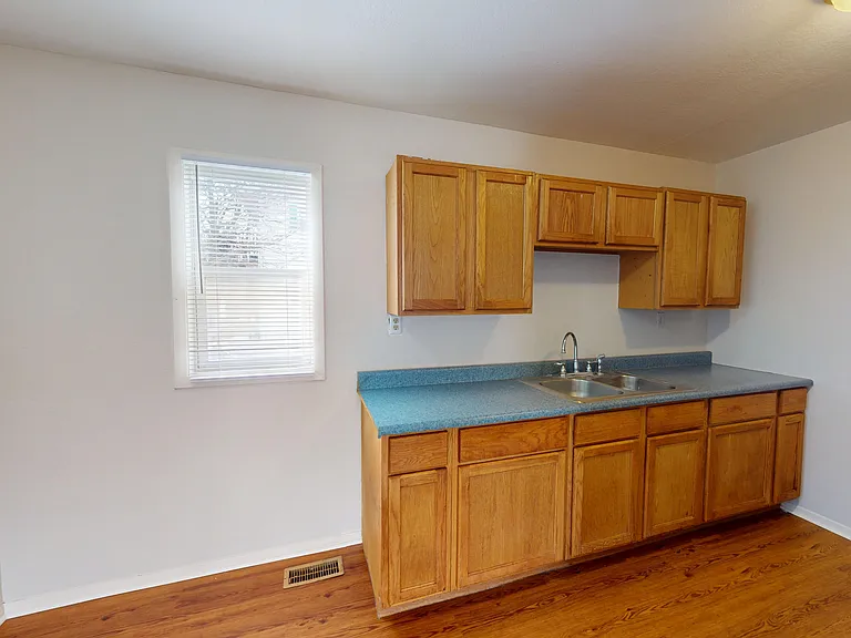 211 W North East St — Photo 7
