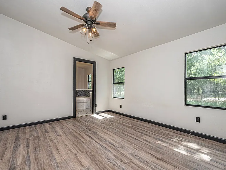 58 Divine Pl — Photo 10