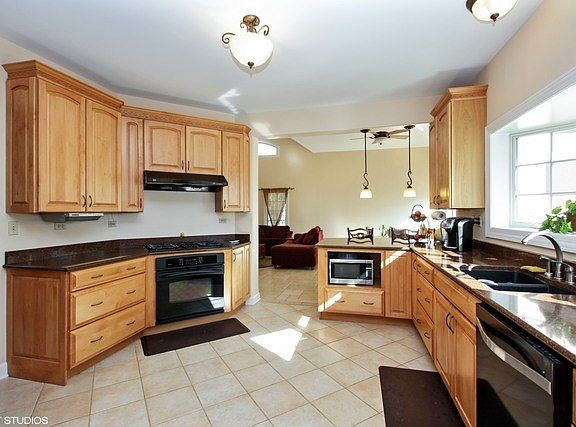 4th image of 10 Keller Ct