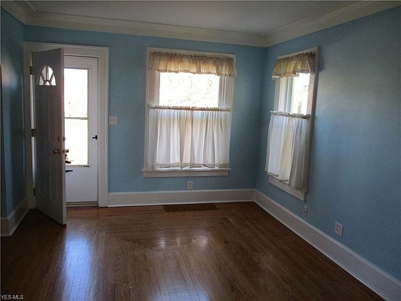 3rd image of 1213 W 11th St