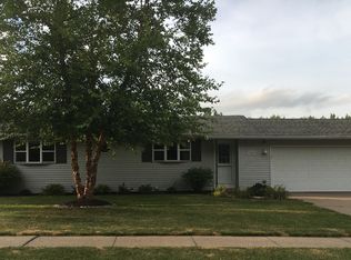 3208 Maplecrest Rd, Bettendorf, IA 52722