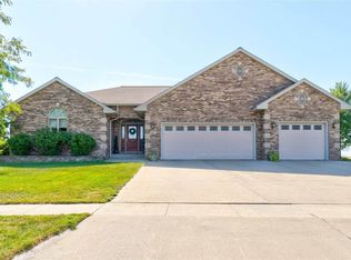 817 Hampton Dr, Williamsburg, IA