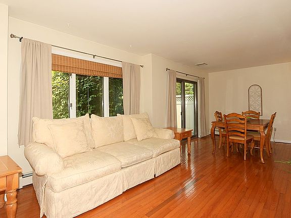Living area / dining area