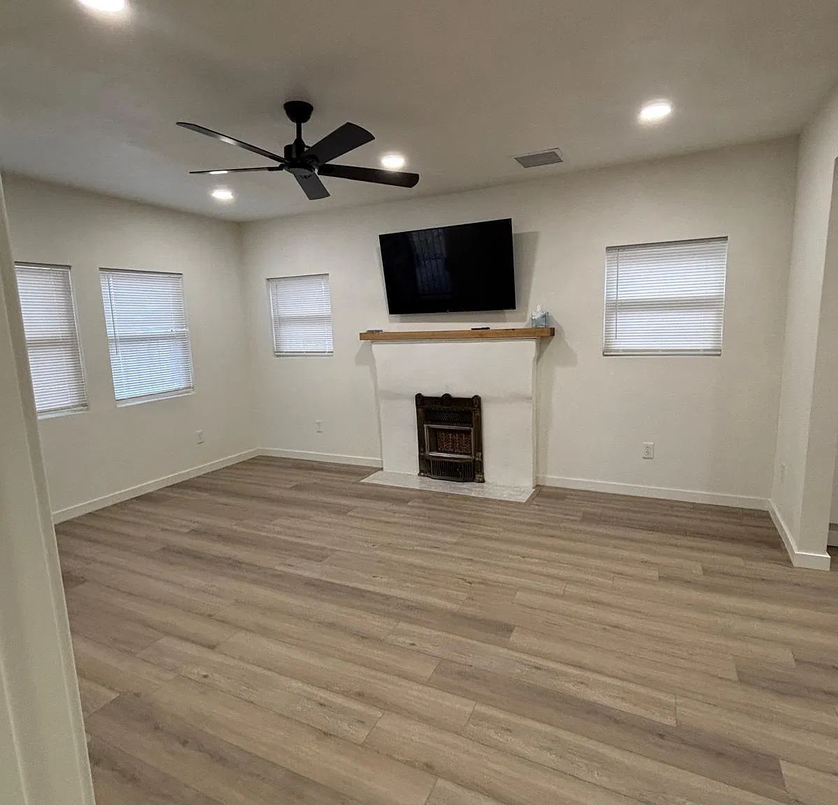 3607 Tularosa Ave — Photo 4