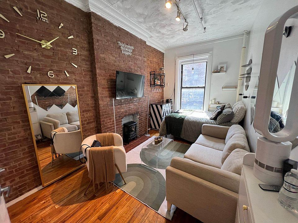1st image of 360 W 46th St #5