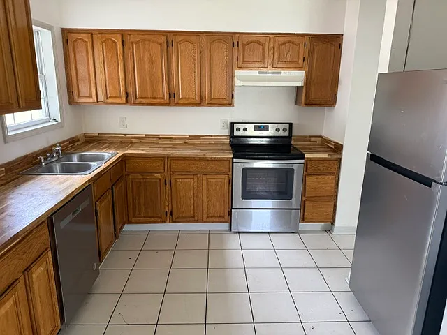 4 bed, 2.5 bath, 1372 sqft, $1,850 — Photo 2