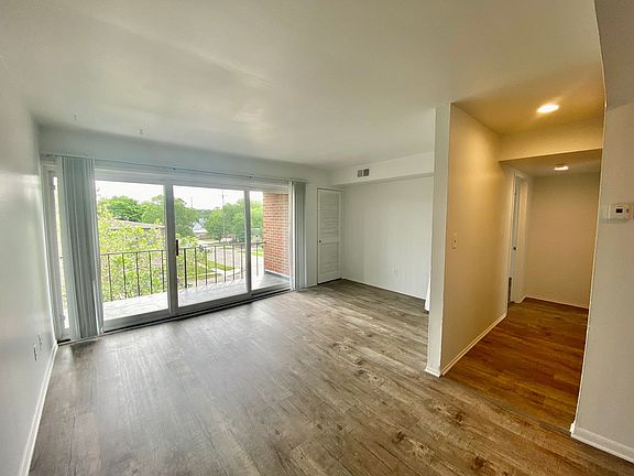 5th image of 334 Jarvis Ave #304