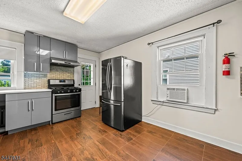 2 bed, 1.0 bath, $2,950 — Photo 4