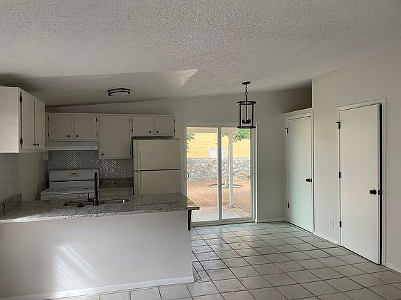 3rd image of 667 White Cliffs Dr APT B