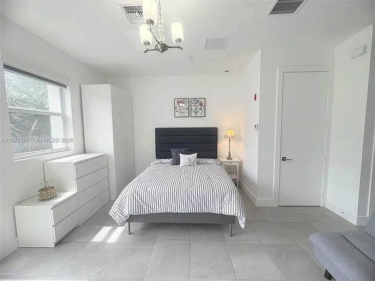 1045 NE 18th Ave #304 — Photo 9