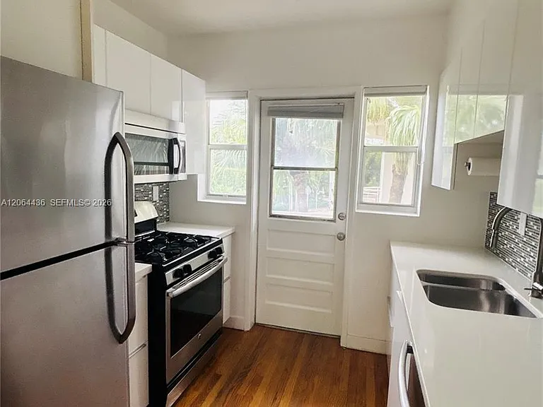800 W 42nd St #1B — Photo 5