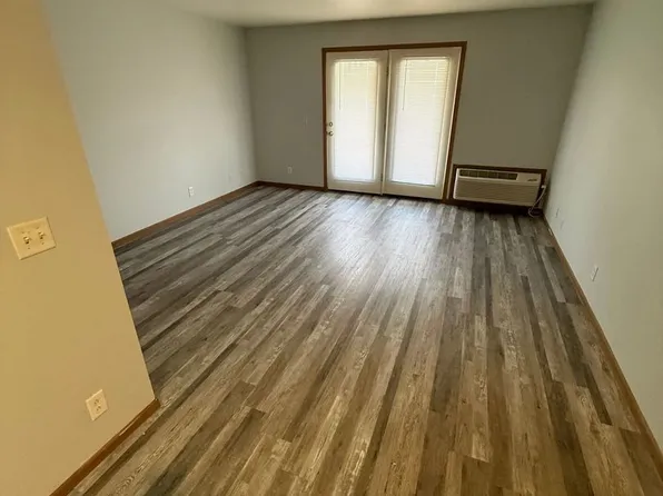 University Village Apartment Building - PH4 UV, 622 Elm St #7fec308f0, Terre Haute, IN 47807