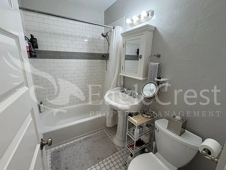 1031 N Clinton St — Photo 17