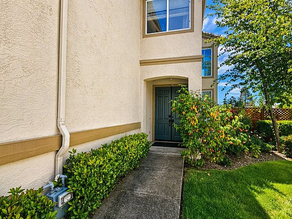 2nd image of 1036 Vista Pointe Cir