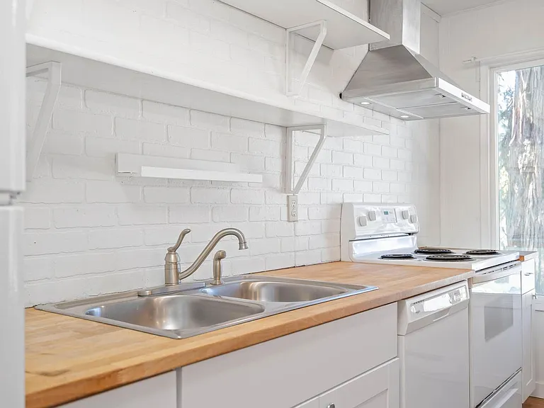 $500 off! Updated, upstairs 2-bdrm/1-bath triplex aptOn-site w/d, off-street parking, near downto... — Photo 1