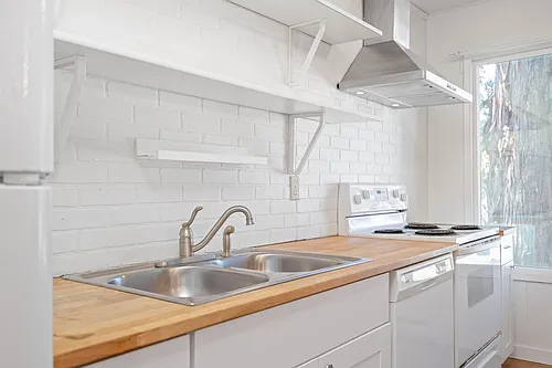 Updated, upstairs 2-bdrm/1-bath triplex aptOn-site w/d, off-street parking, near downtown St. Johns Photo 1