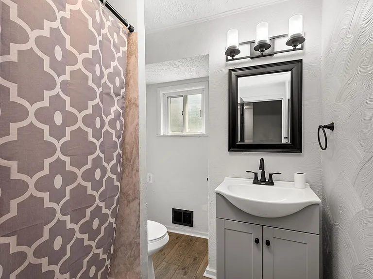 1304 Firth St — Photo 2