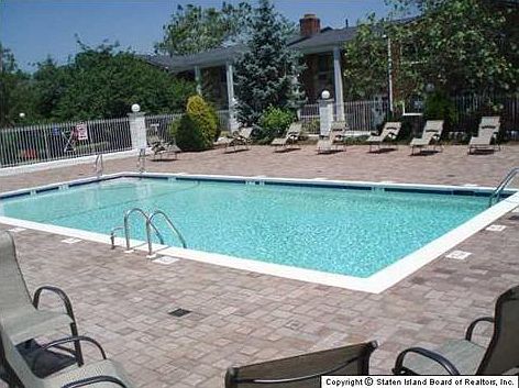 3rd image of 1296 Rockland Ave APT 2E